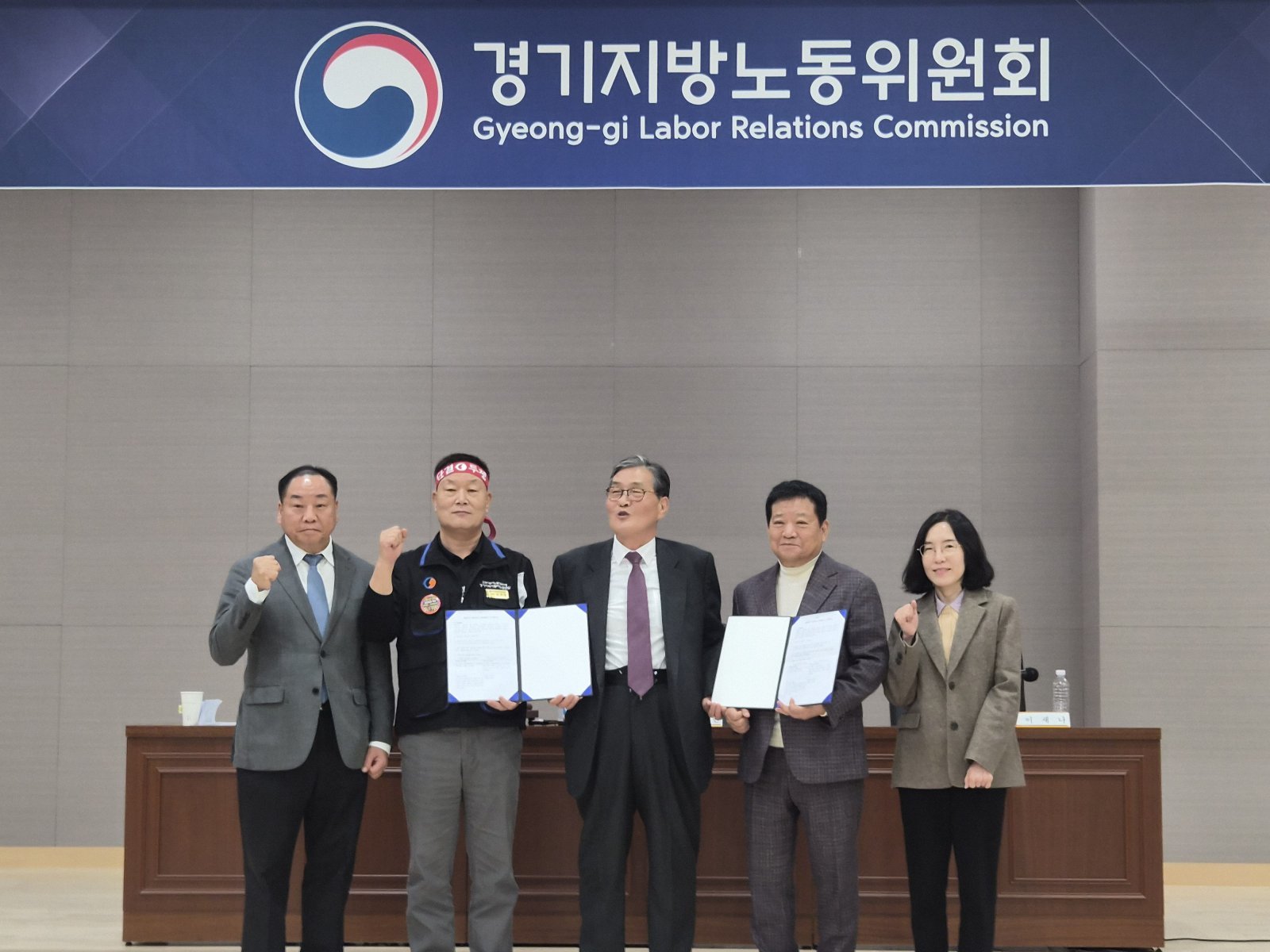 경기 버스 노사, 11시간 밤샘 협상 끝 극적 합의…총파업 철회