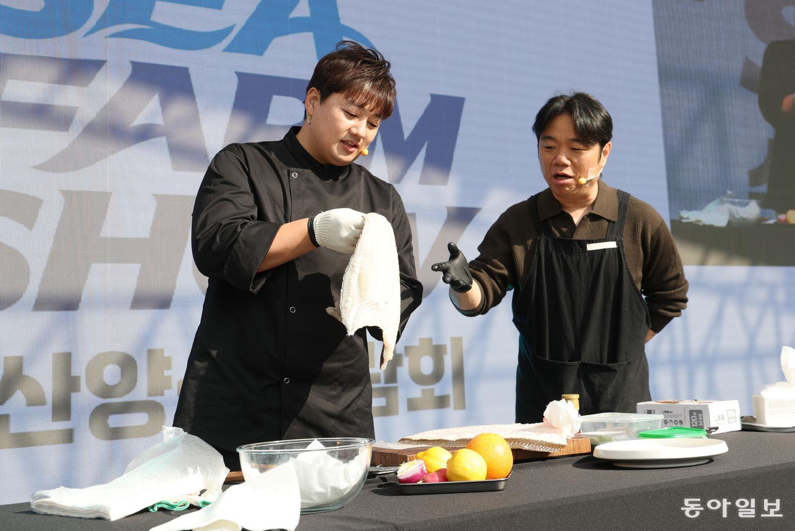 새콤 샐러드 변신한 광어회 시식…연어 모니터링 스마트수조 구경도