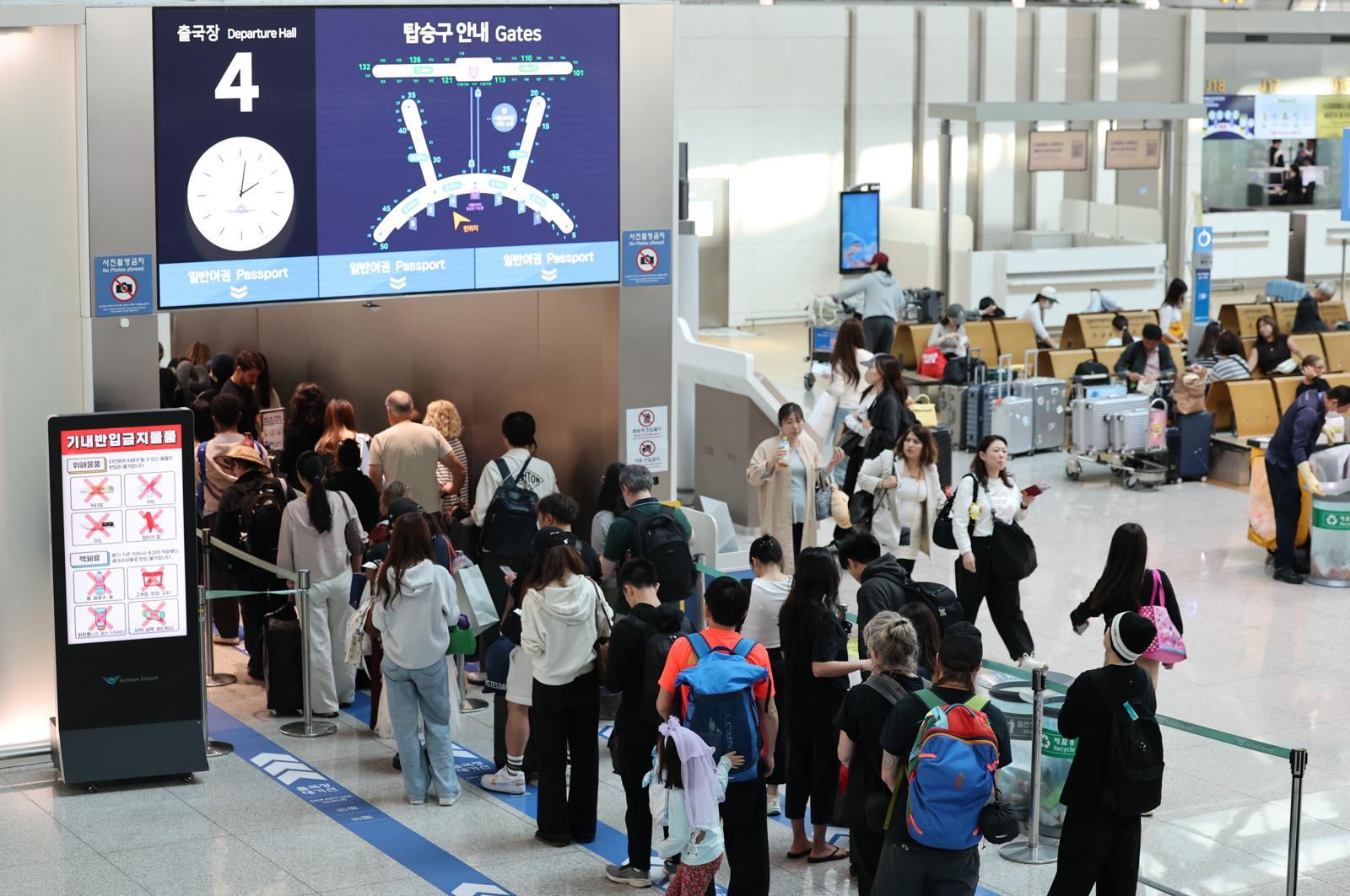 [속보]인천공항 1터미널 항공사 3곳 발권 장애…출국수속 지연