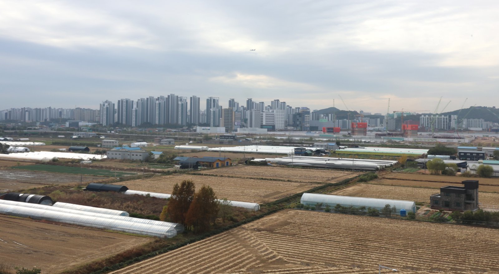 “대단지 개발로 김포 큰 활력” vs “이미 지옥철, 교통대책 먼저”