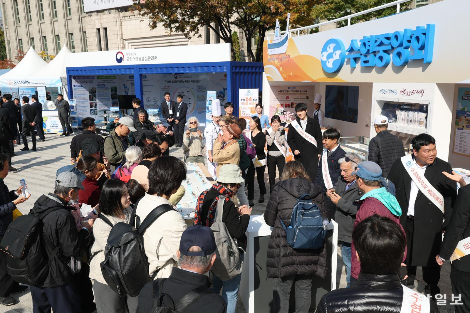 서울광장에 열린 바다… 스마트 수조- QR코드 이력제 ‘엄지 척’