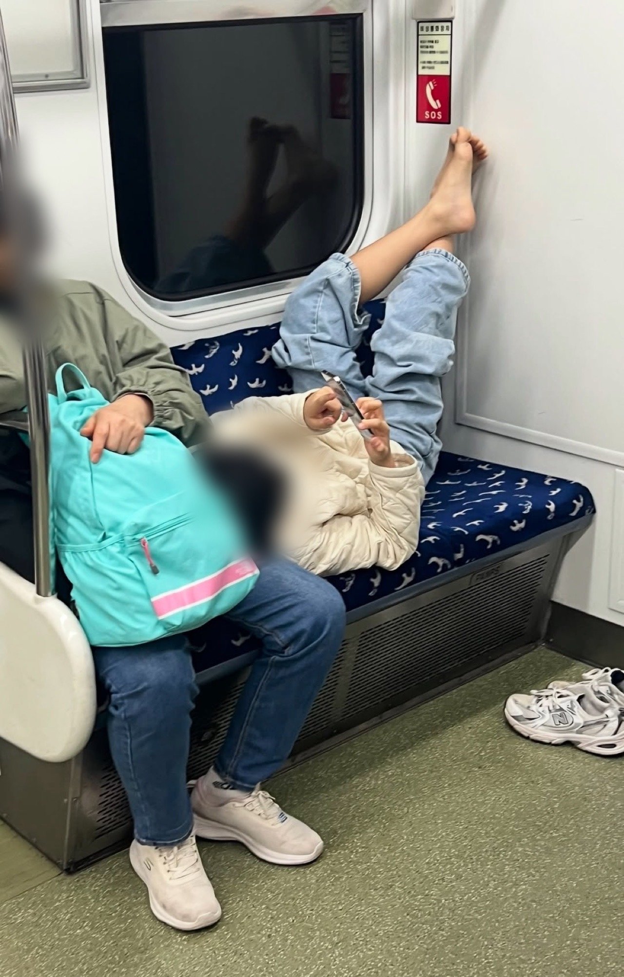 지하철 좌석에 맨발로 누운 아이…바로 옆 부모는 ‘무관심’