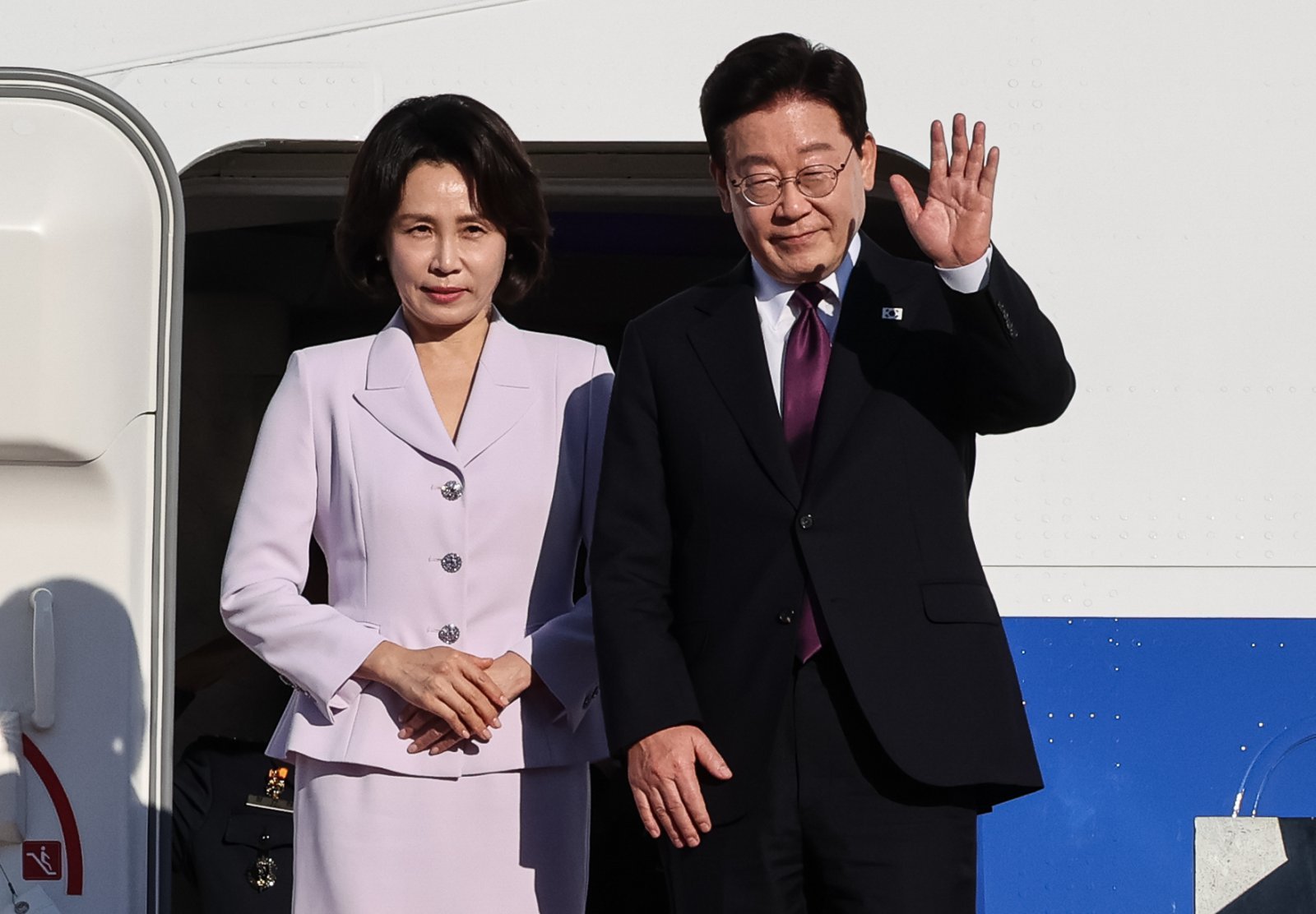 李대통령 “링거 맞고 코피 터지는 해외순방…놀러 가는 걸로 보이나”