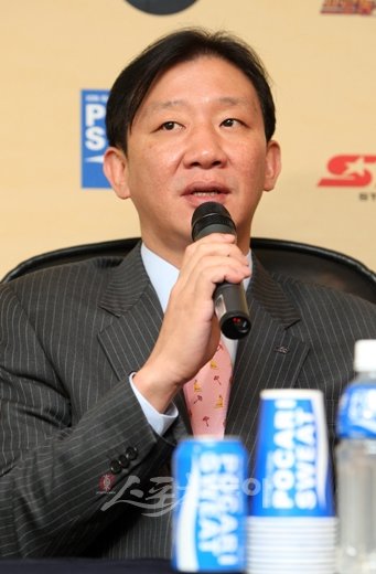 ‘2008~2009 동부 프로미 프로농구 챔피언결정전 미디어데이’가 17일 오전 서울 강남구 신사동 KBL센터에서 열린 가운데 서울 삼성 안준호 감독이 밝은 표정으로 기자회견을 갖고 있다. 양회성 기자 yohan@donga.com