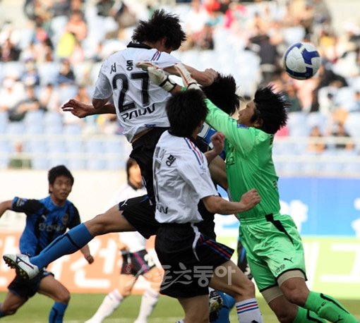 “휴∼막았다”  19일 인천 월드컵경기장에서 열린 K리그 경기에서 수원 서동현(가운데 맨 위)의 헤딩슛을 인천 골키퍼 송유걸이 선방하고 있다. 인천 ｜ 임진환 기자 phptolim@donga.com