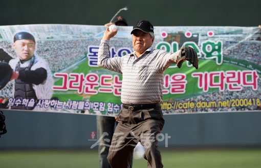 임수혁 아버지도 등판 히어로즈는 정치인이나 연예인 대신 일반인들이 시구를 하는 특별이벤트로 훈훈한 감동을 주고 있다. 19일 롯데전에서는 그라운드에서 쓰러진 전 롯데 선수 임수혁의 아버지 임윤빈 씨가 시구자로 나섰다.
김종원 기자 won@donga.com