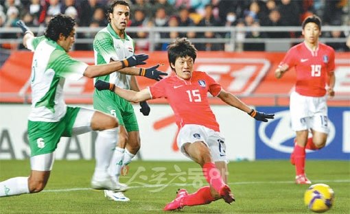프로축구연맹 사무국은 K리그 경기가 A매치에 밀려 인기를 잃어가고 있는 상황에서도 구태의연한 일처리로 정규리그 타이틀 스폰서를 구하지 못해 또 다시 도마 위에 올랐다. 스포츠동아DB