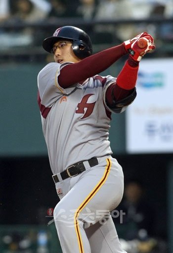 히어로즈의 황재균은 타율 1위, 득점과 최다안타, 장타율 2위 등 타격부분에서 골고루 상위에 오르는 깜짝 활약으로 시즌 초반 팀의 상승세를 주도하고 있다. [스포츠동아DB]