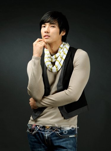 SBS 새 일일드라마 ‘두 아내’에서 유학파 출신의 보험 설계사인 송지호 역을 맡은 강지섭. 
박화용기자 inphoto@donga.com