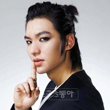 꽃남’ 이민호 역시 인기가 오르자 과거 동료 여자 연예인들과 촬영한 사진들이 인터넷에 잇따라 올라와 구설수에 휩싸였다.