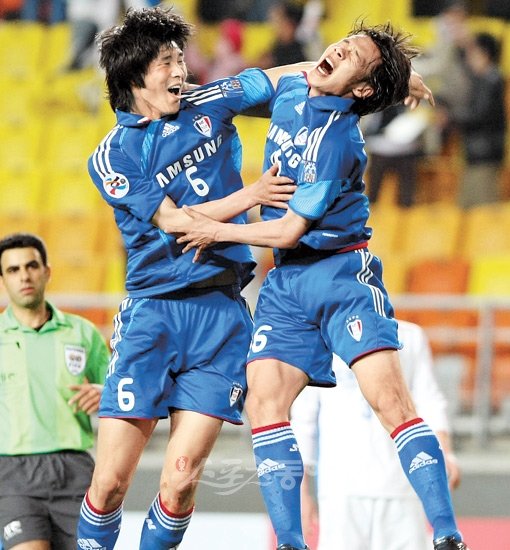 수원“시즌 첫골 꿀맛이야” 수원 배기종(오른쪽)이 역전 결승골을 터뜨린 후 동료 박현범과 함께 공중으로 뛰어오르며 환호하고 있다. 수원 | 김종원 기자 won@donga.com