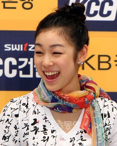 김연아가 23일 서울 메이필드호텔에서 아이스쇼 ‘KCC 스위첸 페스타 온 아이스 2009’ 개최와 관련한 기자회견을 하던 도중 함박웃음을 지으며 환하게 웃고 있다. 박화용 기자 inphoto@donga.com