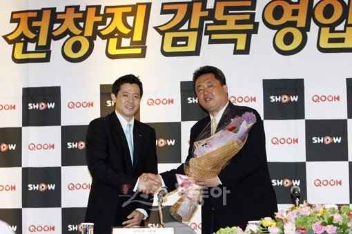 전창진프로농구 부산 KTF의 감독으로 영입된 전창진 전 동부 감독이 24일 오후 서울 프라자 호텔에서 열린 기자회견에서 신기성 선수(왼쪽)에게 꽃다발을 받은 뒤 악수하고 있다. 임진환 기자 photolim@donga.com