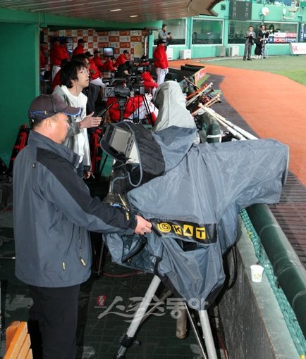 프로야구 중계권계약이 난항을 거듭하고 있는 가운데 한 인터넷 방송이 중계를 하고 있다.
문학ㅣ 박화용 기자 inphoto@donga.com