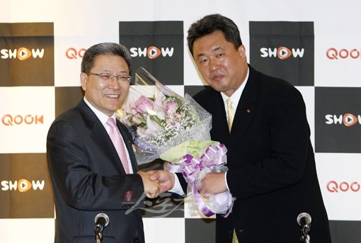 “잘해봅시다” 24일, 서울프라자호텔에서 열린 기자회견에서 부산 KTF 전창진(오른쪽) 신임감독이 서유열 구단주대행으로부터 꽃다발을 받고 있다.
임진환 기자 photolim@donga.com