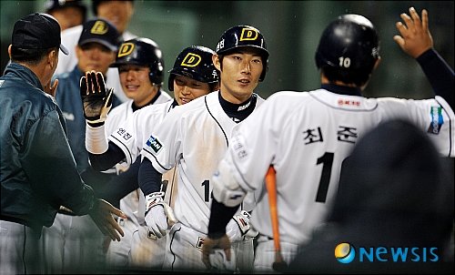 고영민26일 오후 잠실야구장에서 열린 프로야구 두산 베어스와 한화 이글스의 경기에서 5회말 두산 공격, 2사 2,3루 고영민이 좌중월 3점홈런을 치고 동료들과 하이파이브를 하고 있다.【서울=뉴시스】