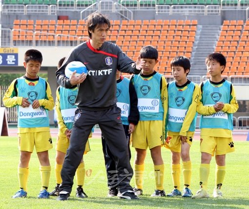 홍명보28일 창원 종합운동장에서 열린 ‘경남 지역 초등학교 축구선수 초청 클리닉’에 참석한 홍명보 20세 이하 청소년대표팀 감독이 어린 선수들을 적극적으로 지도하고 있다.창원 ｜ 박화용 기자 inphoto@donga.com