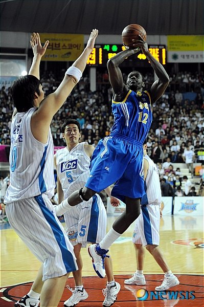 레더29일 오후 전주실내체육관에서 열린 2008-2009 프로농구 챔피언결정전 6차전 전주KCC-서울삼성 경기에서 레더(삼성)가 하승진(KCC)의 수비를 피해 점프슛을 시도하고 있다. 【전주=뉴시스】