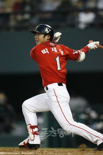 30일 오후 서울 잠실야구장에서 열린 2009 프로야구 두산베어스와 SK와이번즈의 경기에서 3회초 2사 1,3루 상황. SK 박재상이 1타점 안타를 때리고 있다. 잠실 | 임진환 기자 photolim@donga.com