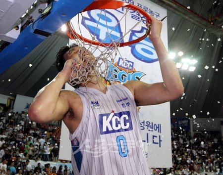 하승진하승진 죠스처럼… 그물 커팅도 남달랐다. 기쁨에 겨운 표정의 하승진이 치아로 그물을 뜯는 시늉을 하고 있다.전주|박화용 기자 inphoto@donga.com