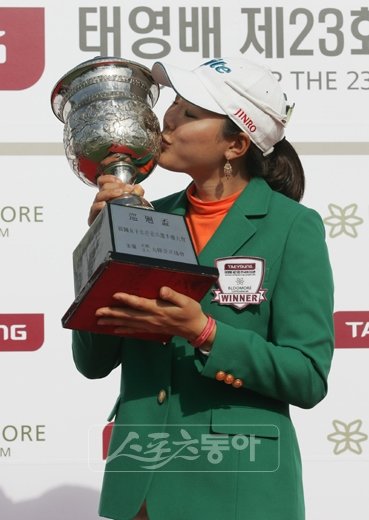 이보미가 9번홀 벙커샷 후 볼의 방향을 바라보고 있다.사진제공｜KLPGA