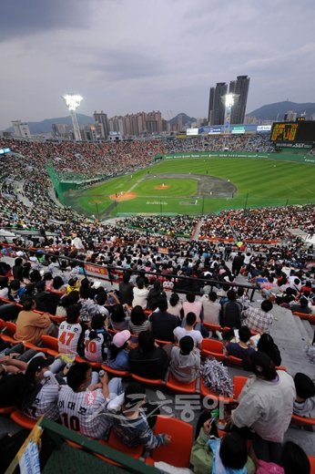 2009 CJ마구마구 프로야구가 최소경기 100만 관중을 돌파하며 시즌 목표인 550만 관중을 향해 순항하고 있다. 사직구장에는 2일에도 2만5700여 관중이 입장, 100만 관중 돌파의 일등공신 역할을 했다.사직 ｜ 김종원 기자 won@donga.com