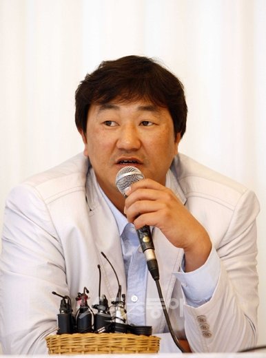 프로야구선수협회 손민한 회장(롯데)이 4일 서울 삼정호텔에서 열린 프로야구선수 노동조합설립추진위원회를 마친 뒤 기자회견을 갖고 질문에 대답하고 있다. 임진환 기자 photolim@donga.com