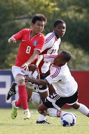 청소년(U-20)대표팀 서용덕(왼쪽)이 4일 파주NFC에서 열린 평가전에서 트리니다드 토바고 수비수를 제치며 드리블 돌파를 시도하고 있다.파주 ｜ 임진환 기자 photolom@donga.com