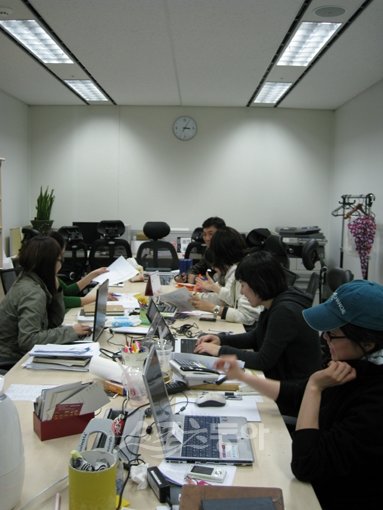 경기도 일산 MBC 드림센터 3층에 있는 ‘황금어장’ 회의실에서 작가들이 열띤 회의를 하고 있다. 5평 남짓한 이 곳에서 매주 수요일 밤 시청자를 웃기고 울리는 ‘황금어장’이 탄생한다.  이해리 기자 gofl1024@donga.com