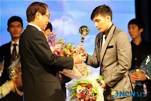 주희정6일 오전 하얏트호텔 그랜드볼룸에서 열린 2008-2009 동부 프로미 프로농구 시상식에서 정규리그 MVP를 수상한 주희정(서울SK)이 전육KBL 총재로부터 상을 받고 있다.  【서울=뉴시스】