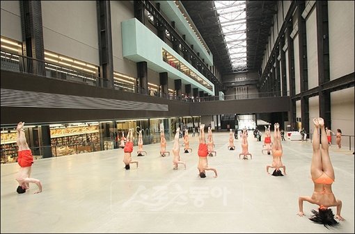 Tango의 플래쉬몹 모습. 사진출처=영국 ‘The Sun’지