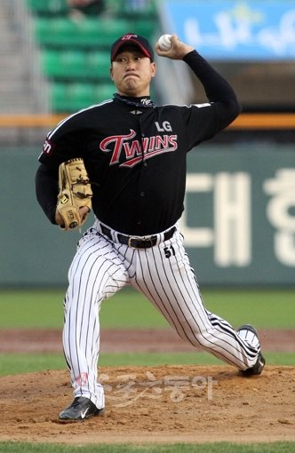 2009 프로야구 두산베어스 대 LG트윈스 경기가 7일 잠실야구장에서 열렸다. 선발투수로 등판한 LG 봉중근이 역투하고 있다. 잠실 | 김종원기자 won@donga.com