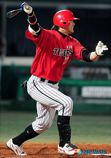 7일 오후 목동야구장에서 열린 프로야구 히어로즈와 KIA 타이거즈의 경기에서 9회초 KIA 공격, 무사 선두타자 최희섭이 좌중간 2루타를 치고 있다. [뉴시스]