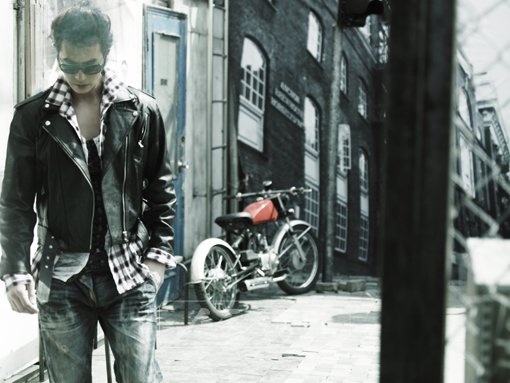 어떤 상처도 가수 전진의 컴백을 막을 수 없다. 전진은 완벽한 컴백 무대를 위해 오른팔과 엄지발가락 부상에도 불구하고 5번이나 안무를 변경하며 정성을 기울였다. 사진제공｜오픈월드 엔터테인먼트