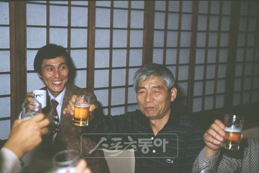 후지사와 9단(오른쪽)과 젊은 시절 조훈현 9단의 모습. 애주가였던 후지사와 9단은 평소 “훈현이에게 술만 못 가르쳤다”라 푸념하곤 했다. 사진제공｜사이버오로