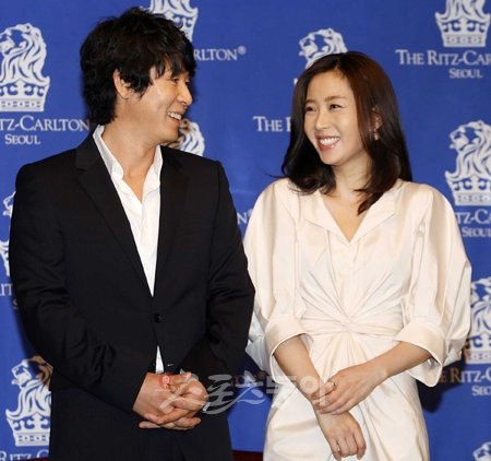 설경구-송윤아9일 오후 4시 서울 논현동 리츠칼튼 호텔에서 톱스타 설경구(41)-송윤아(35)커플이 기자회견을 갖고 결혼을 공식 발표했다.사진=임진환 기자 photolim@donga.com