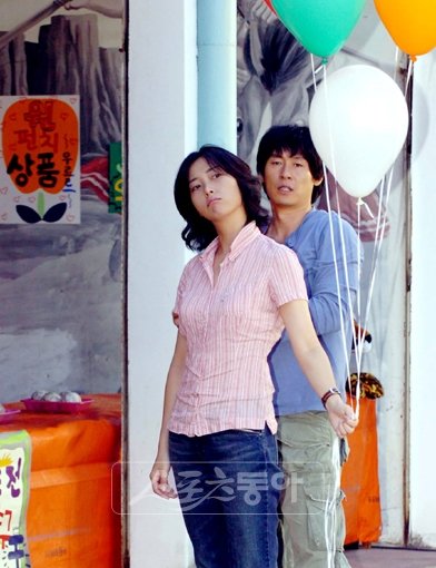 28일 백년가약을 맺는 송윤아(왼쪽), 설경구 커플이 2006년 함께 주연을 맡은 영화 ‘사랑을 외치다’ 현장 공개에서 나란히 포즈를 취하고 있다. 두 사람은 이듬해 가을부터 교제를 시작해 사랑을 결실을 맺었다.