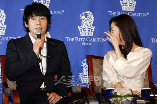 설경구-송윤아9일 오후 4시 서울 논현동 리츠칼튼 호텔에서 톱스타 설경구(41)-송윤아(35)커플이 기자회견을 갖고 결혼을 공식 발표했다.임진환 기자 photolim@donga.com