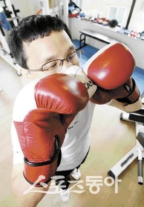 “운동 후 물은 필수.” 복싱 연습 도중 권투장갑을 낀 채 물을 마시고 있다. 임진환 기자 photolim@donga.com