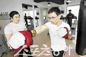 “팔을 자연스럽게 쭉 뻗으세요.” 황사부가 스트레이트 펀치를 지도하고 있다.임진환 기자 photolim@donga.com