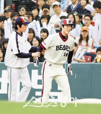 2009 프로야구 두산베어스 대 한화이글스 경기가 10일 잠실야구장에서 열렸다. 5회말 무사 두산 고영민이 내야 땅볼을 치고 1루 베이스를 밟으며 부상을 당해 고통스러워 하고 있다. 잠실 | 김종원기자 won@donga.com