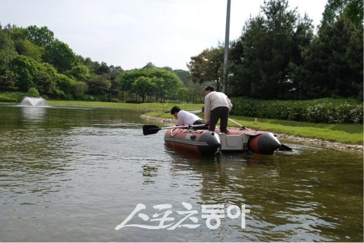 물에 빠진 고객의 아이언을 수거하기 위해 골프장 직원들이 보트를 동원에 헤저드에 빠진 클럽을 찾고 있다. 사진제공 | 자유골프장