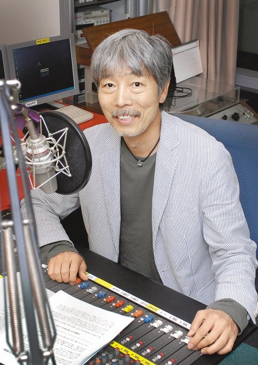 지각도, 펑크도 없이 무려 7000일 동안 ‘음악캠프’ DJ 자리를 지켜온 배철수는 뛰어난 진행자이자 팝 전문가이며 젊은이들의 벗으로 통한다.사진제공｜MBC