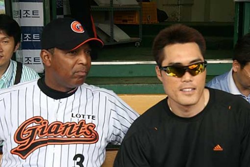 ‘캡틴은 달리고 싶다.’ 조성환의 표정은 누구보다 간절했다. 아직 타석에 서지는 못하지만, 롯데 덕아웃의 분위기는 한결 나아졌다. 로이스터 감독(작은 사진)도 주장의 복귀를 반겼다. 제공 | 롯데 자이언츠