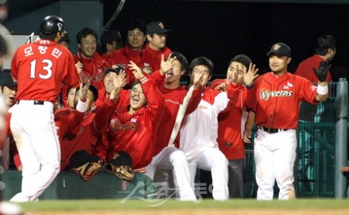 ‘SK의 최강 창민!’ SK 모창민이 13일 LG전에서 7회초 2사 후 결승 솔로홈런을 터뜨린 뒤 동료들과 기쁨을 나누고 있다. 잠실 | 김종원 기자 won@donga.com