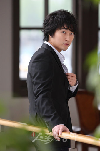 한경일은 8년 간 발라드만을 지켜온 뚝심 있는 가수다. 싱글 타이틀곡 ‘앓아요’를 발표하며 예능늦둥이·드라마 OST 참여·일본진출 등 여러 새로운 목표를 가지고 다시 팬들을 찾는다. 임진환 기자 photolim@donga.com