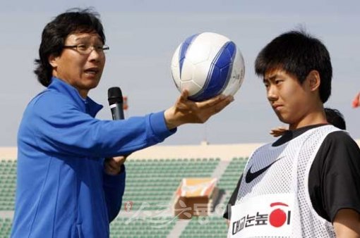 강원FC 최순호 감독(왼쪽)이 14일 강릉종합운동장에서 열린 고등 축구리그 클리닉에서 강의하고 있다. 축구협회는 색다른 클리닉 방법을 찾기 위해 고민하고 있다. 강릉 ｜ 양회성 기자 yohan@donga.com
