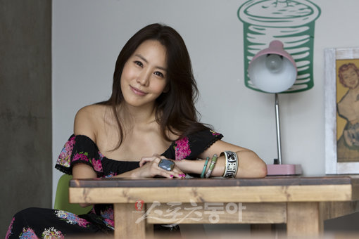 올해 건국대 영화학과에 편입한 김정은은 띠동갑 동생 학우들과 함께 하는 캠퍼스 생활이 재미있다고 했다. 임진환 기자 photolim@donga.com