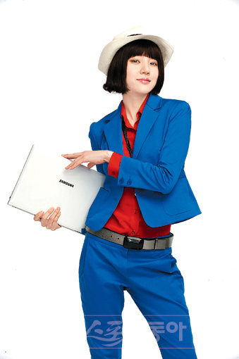 임수정이 센스Q320 CF ‘뮤직비디오’ 편에서 마술사 래퍼로 변신했다. 하얀 노트북을 들고 있는 임수정은 빨간 셔츠와 파란 정장을 완벽히 소화했다.
사진제공|삼성전자