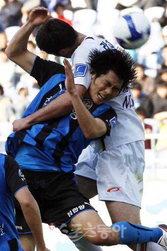 축구야, 격투기야? 17일 인천월드컵경기장에서 열린 K리그 경기에서 인천 김영빈(왼쪽)과 성남 라돈치치가 공중볼 경합을 벌이고 있다. 인천 ｜ 양회성 기자 yohan@donga.com